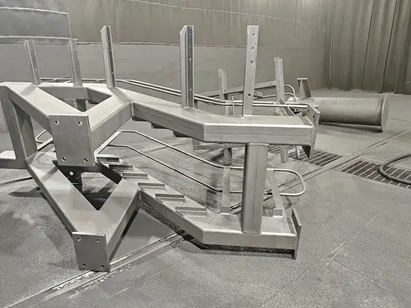 Tratamiento superficial y protección anticorrosiva (granallado, pintura y galvanizado en caliente)