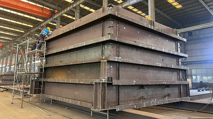 Estructuras de chapa de acero y carcasas para equipos