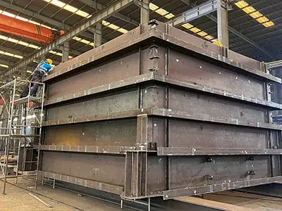 Estructuras de chapa de acero y carcasas para equipos